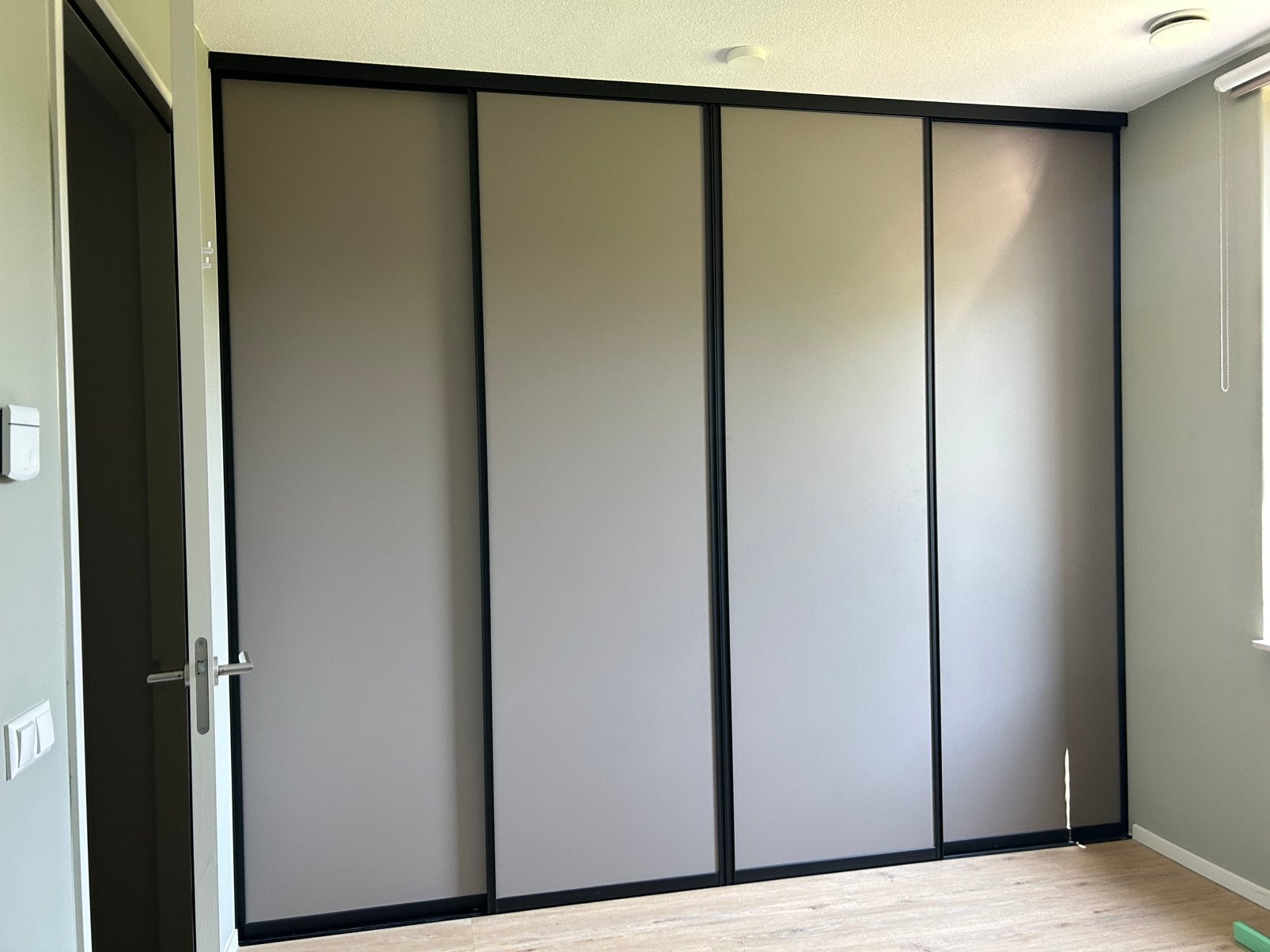 GRATIS - Schuifdeuren voor inbouwkast, Ophalen, Kunststof, 200 cm of meer, Meerdere deuren