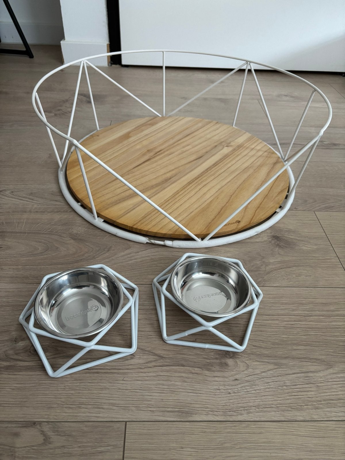 Beeztees Metalen mand Wit- met bijpassende bakjes, Ophalen, Zo goed als nieuw