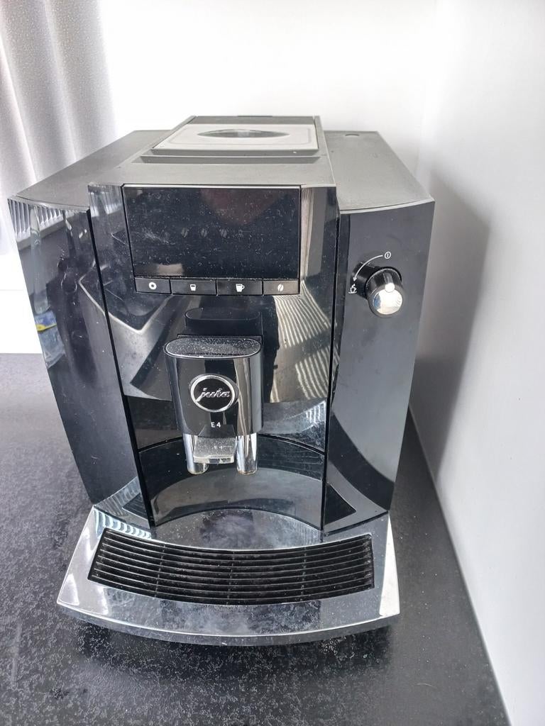 Jura E4 koffiemachine, Witgoed en Apparatuur, Koffiezetapparaten, Ophalen, Afneembaar waterreservoir, 10 kopjes of meer, Koffiemachine