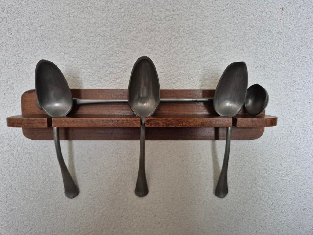 Tinnen lepels en juslepel op houten rekje, jaren '60, Antiek en Kunst, Antiek | Tin, Ophalen of Verzenden