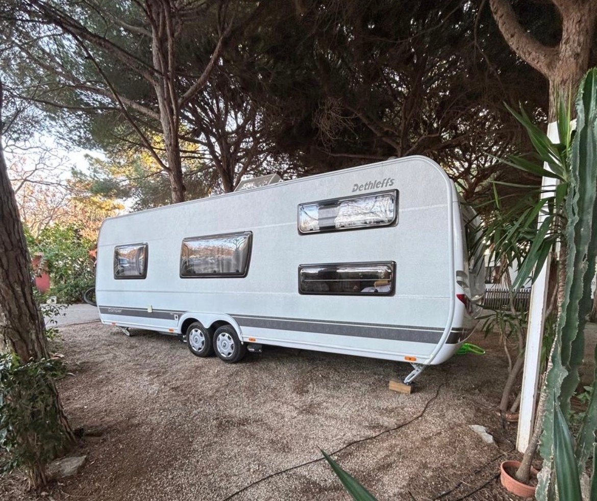 2021 Dethleffs FMK650 Camper Caravan - Ruim en Comfortabel, Rondzit, Frans bed, 7 tot 8 meter, Particulier