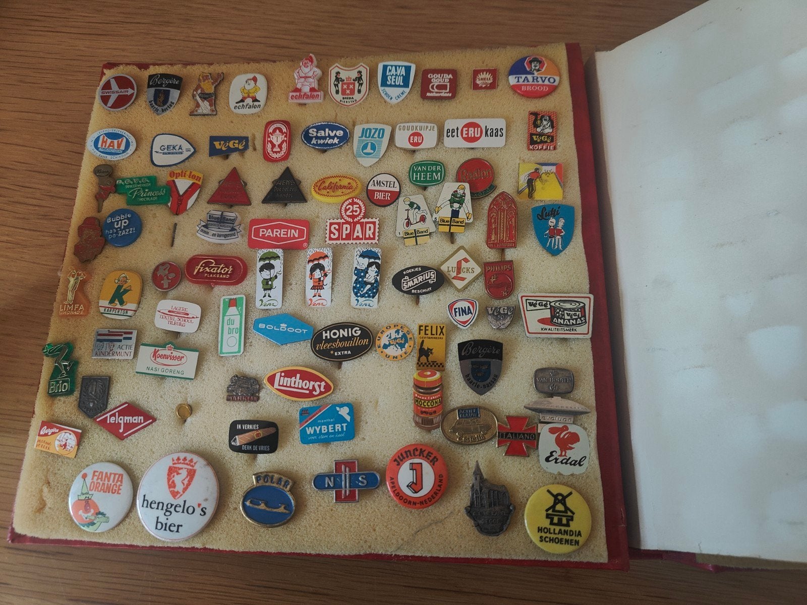 Vintage Speldjes Album met Reclame Pins - Henzo, Ophalen of Verzenden, Gebruikt, Merk, Speldje of Pin