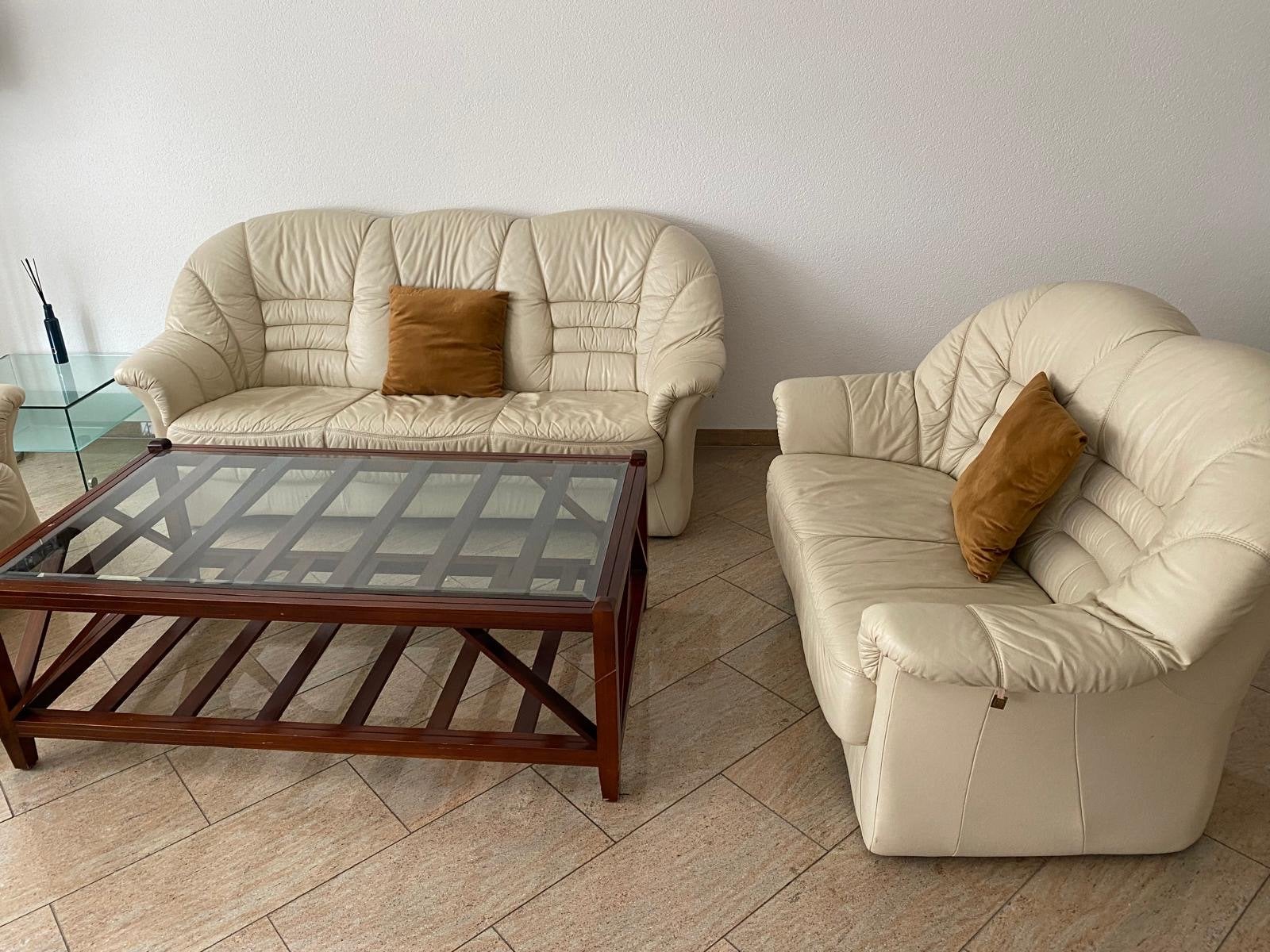 Leren 3-zitsbank, 2-zitsbank, 2 fauteuils met poef en tafel, Gebruikt, Ophalen of Verzenden, Rechte bank, 200 tot 250 cm
