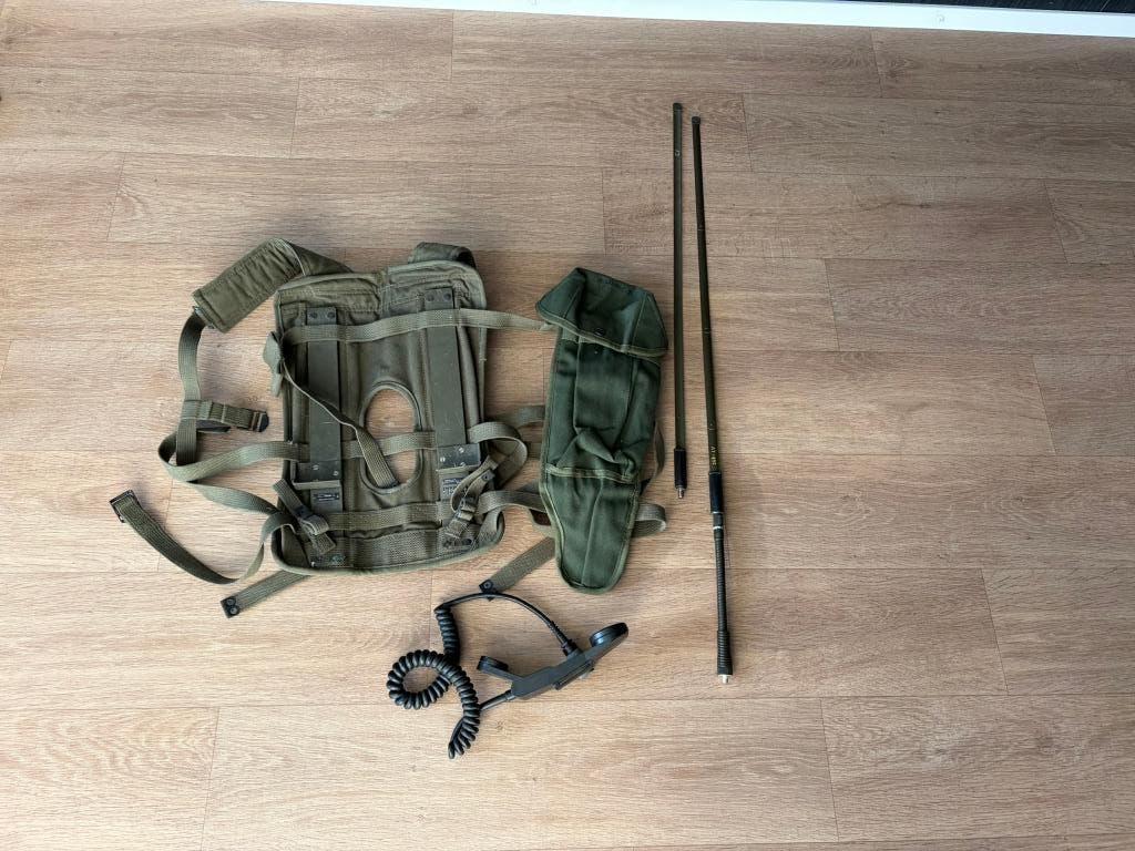 FM-4600 PRC toebehoren set, Ophalen of Verzenden, Landmacht, Nederland, Embleem of Badge