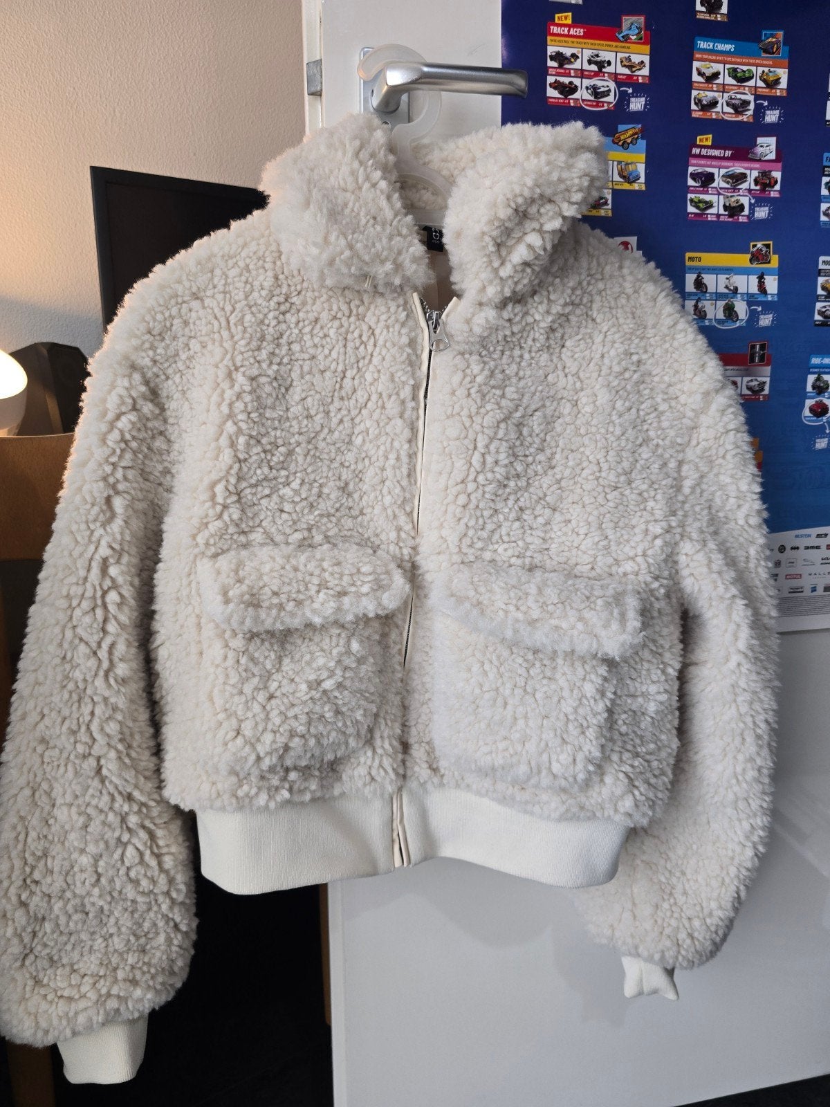 Crèmekleurige teddy jas maat M (nieuw), Maat 38/40 (M), Divided, Beige, Nieuw