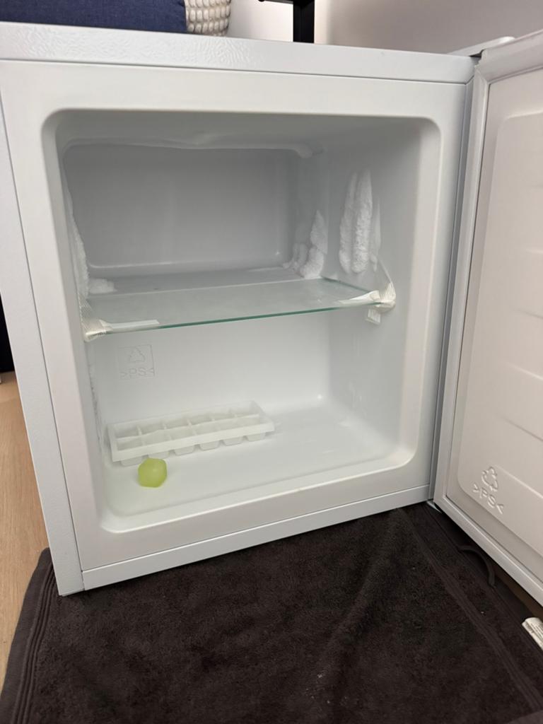 TOMADO mini vriezer wit 34 liter, Ophalen, Met vriesvak, Minder dan 45 cm, Minder dan 85 cm