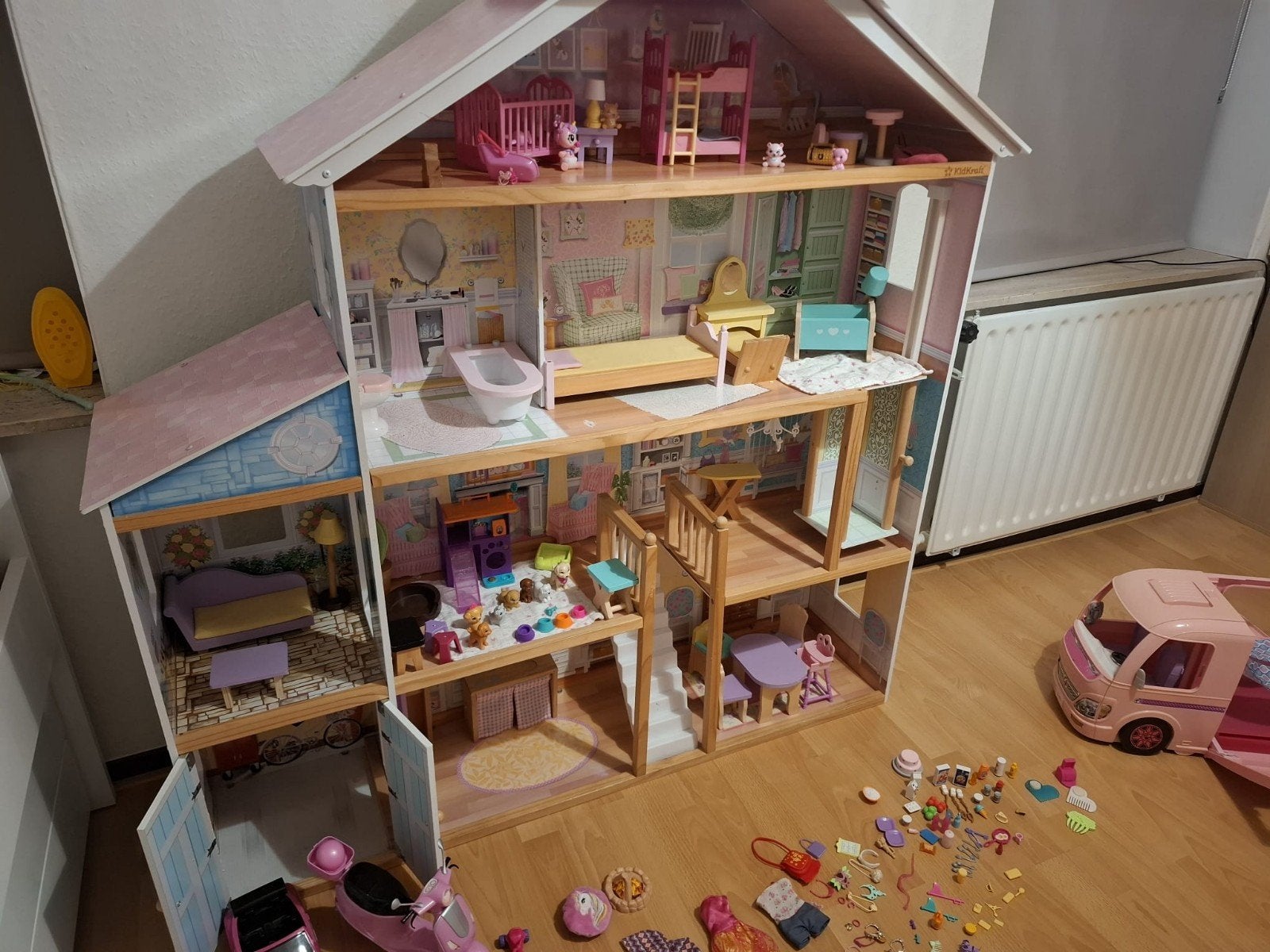 Groot Houten Poppenhuis met Meubels, Poppen en Camper, Ophalen, Zo goed als nieuw, Poppenhuis