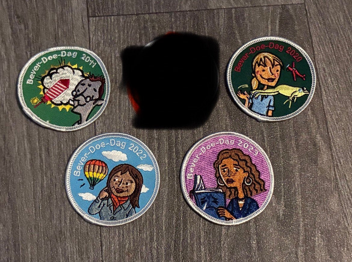 Bever doe dag badges insignes, Verzamelen, Ophalen of Verzenden, Zo goed als nieuw, Embleem, Speld of Insigne