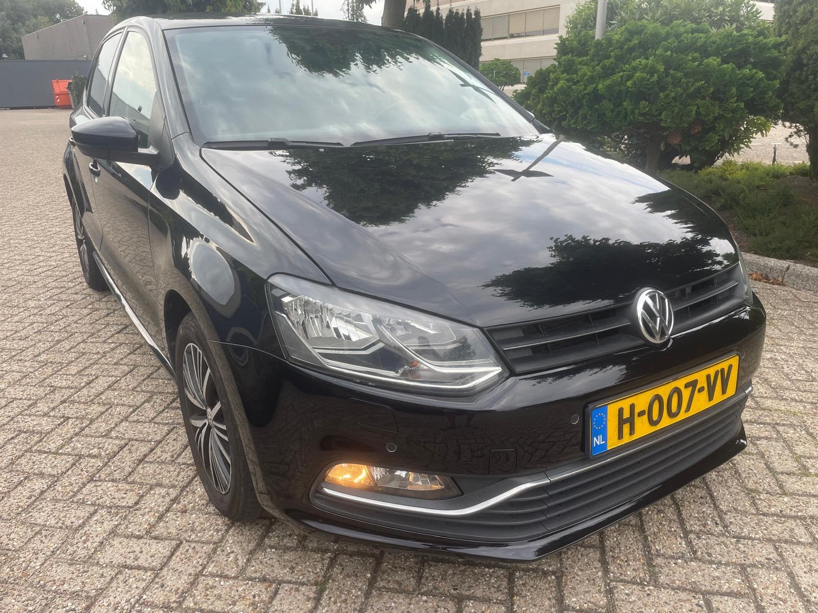 Volkswagen Polo 1.2 TSI 66KW 2016 Zwart mett APK8/27 VOLL !!, Auto's, 40 €/maand, 4 cilinders, Zwart, Handgeschakeld