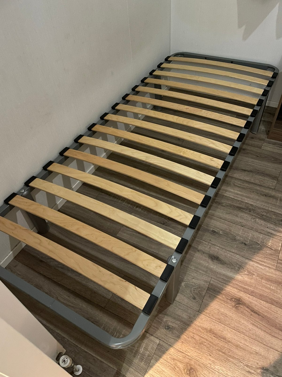Teab 1 persoonsbed lattenbodem met metalenpootjes, Huis en Inrichting, Ophalen, Eenpersoons, Hout, 80 cm