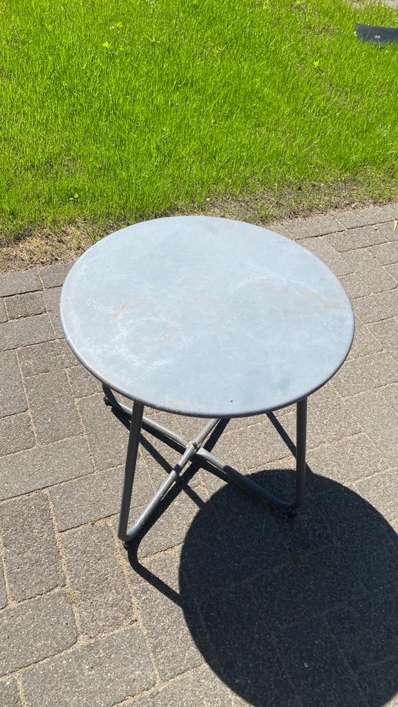 Klein metalen bijzettafeltje 45cm breed, Ophalen, Gebruikt