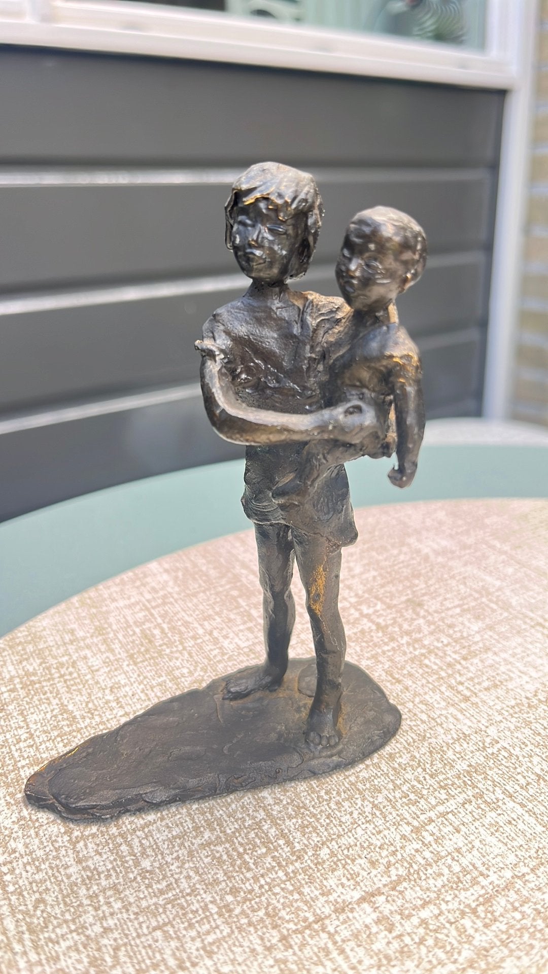 Bronzen beeldje ‘Zorgzaam’ - Corry Ammerlaan van Niekerk, Antiek en Kunst, Ophalen of Verzenden, Europa, Brons, Beeld