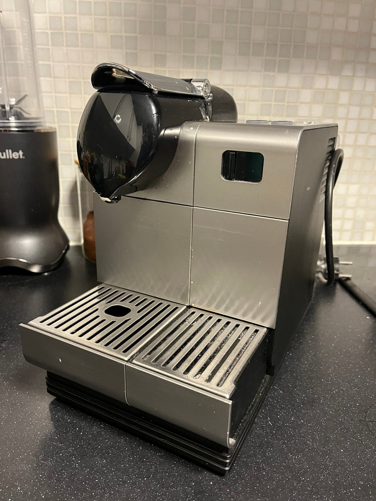 Nespresso koffiemachine, Witgoed en Apparatuur, Koffiezetapparaten, Ophalen, Gebruikt, Koffiemachine, Koffiepads en cups