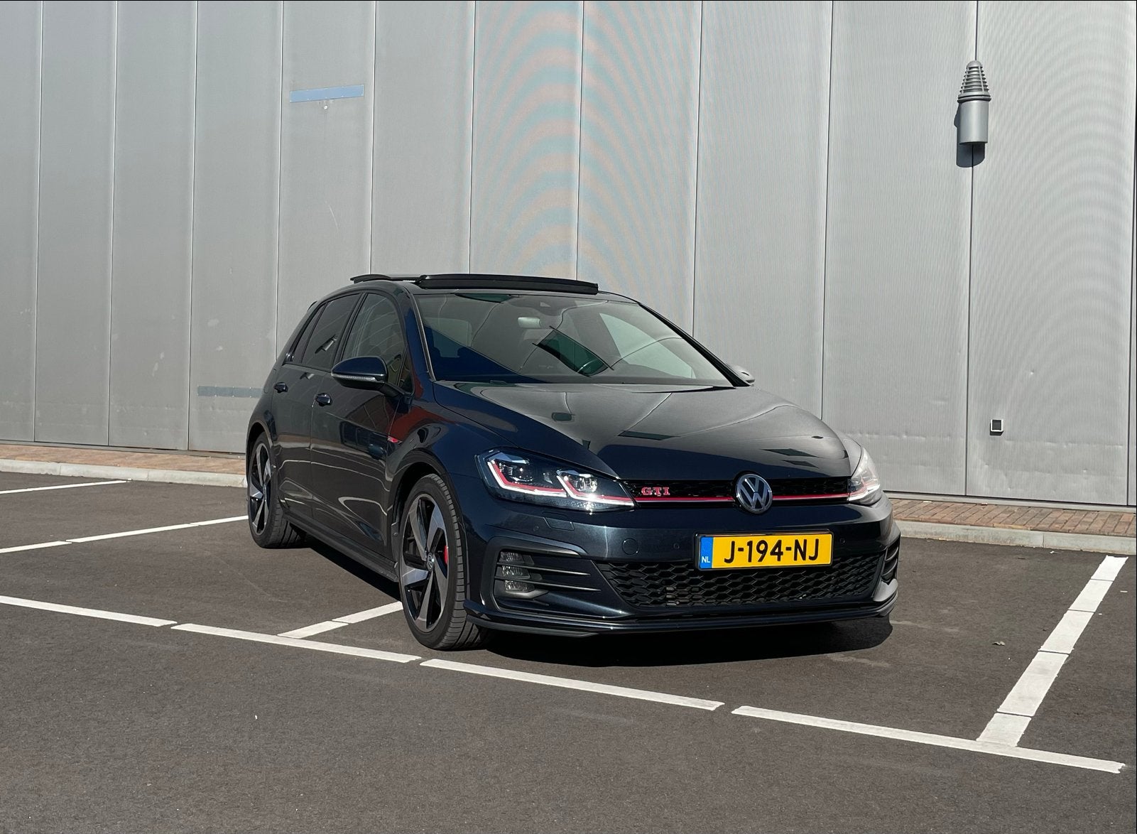 Foto 3 van Volkswagen Golf 2.0 TSI 221kW 7-DSG 2019 Dark Iron Blue