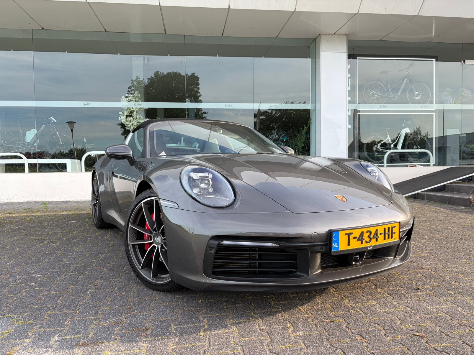 Porsche 911 992 Targa 4S 450PK 2023 Grijs, Auto's, Automaat, Zwart, Cabriolet, Navigatiesysteem