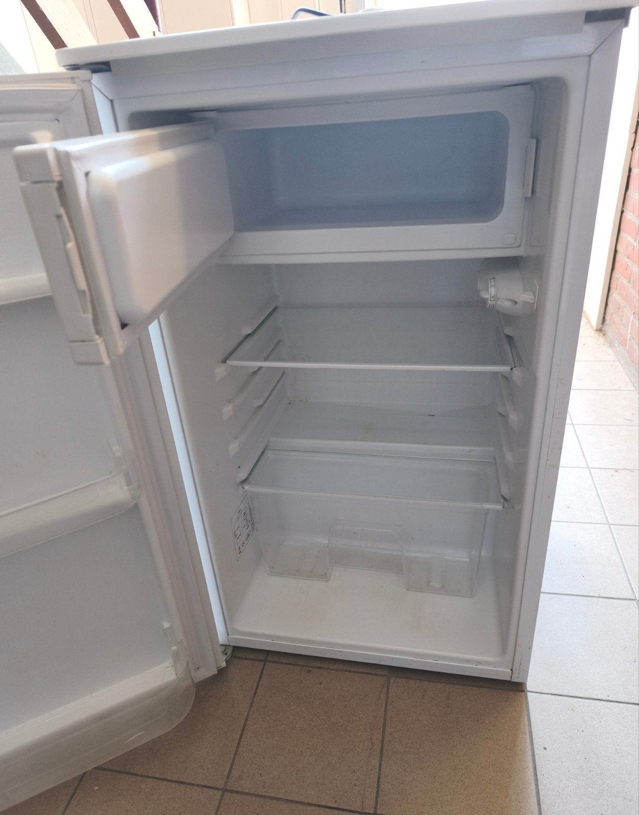 Compacte smalle en ruime tafelmodel koelkast werkt super., Witgoed en Apparatuur, Gebruikt, 75 tot 100 liter, Energieklasse A of zuiniger