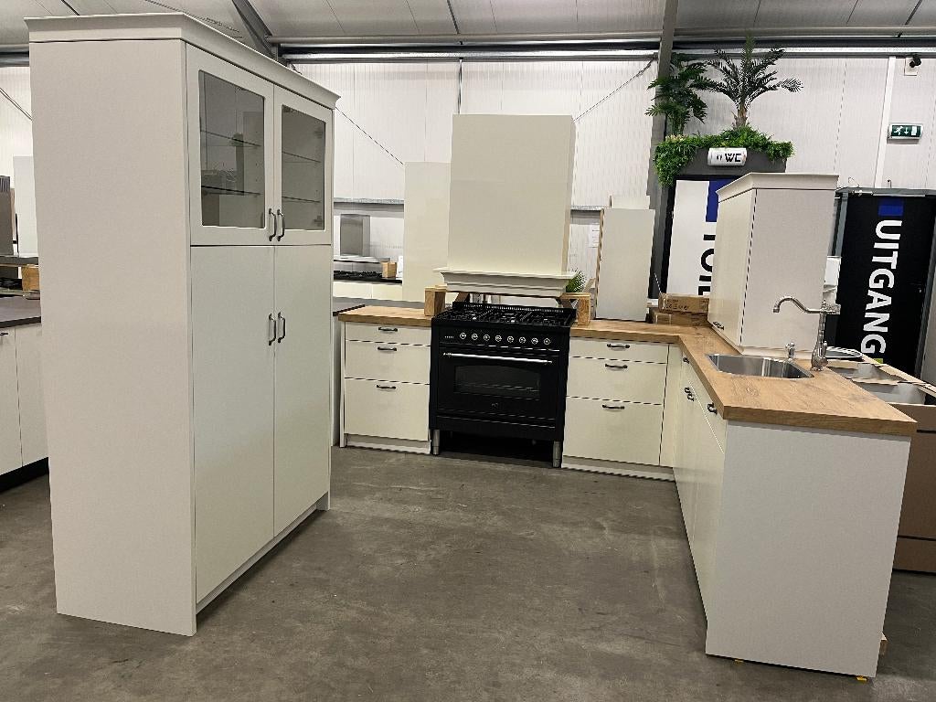 Hoekkeuken magnolia met fornuis en kastenwand !! Volop keus, Huis en Inrichting, Keuken | Keukenelementen, Ophalen, Gebruikt, 200 cm of meer