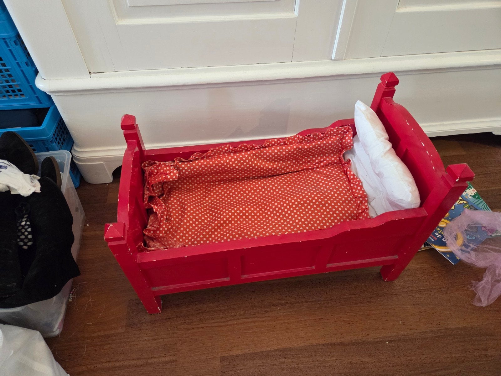 Rood poppenbedje met stippendeken, Ophalen of Verzenden, Gebruikt, Overige typen