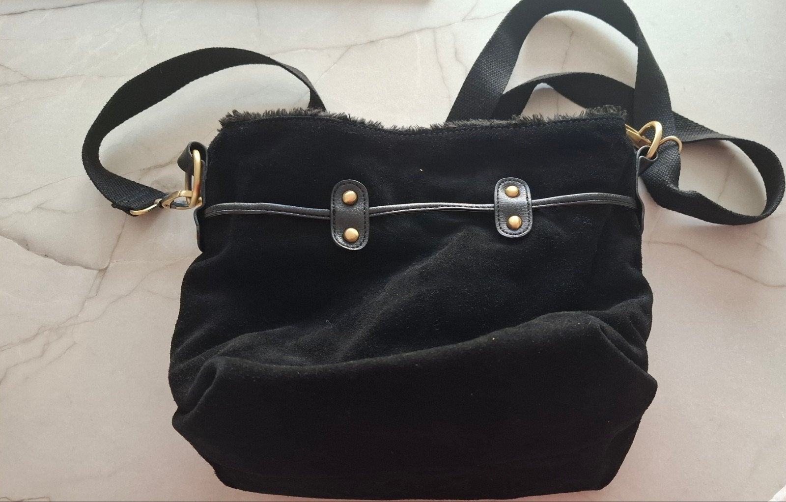 UGG Zwarte Buideltas van Suède en Schapenwol, Ophalen of Verzenden, Zo goed als nieuw, Zwart