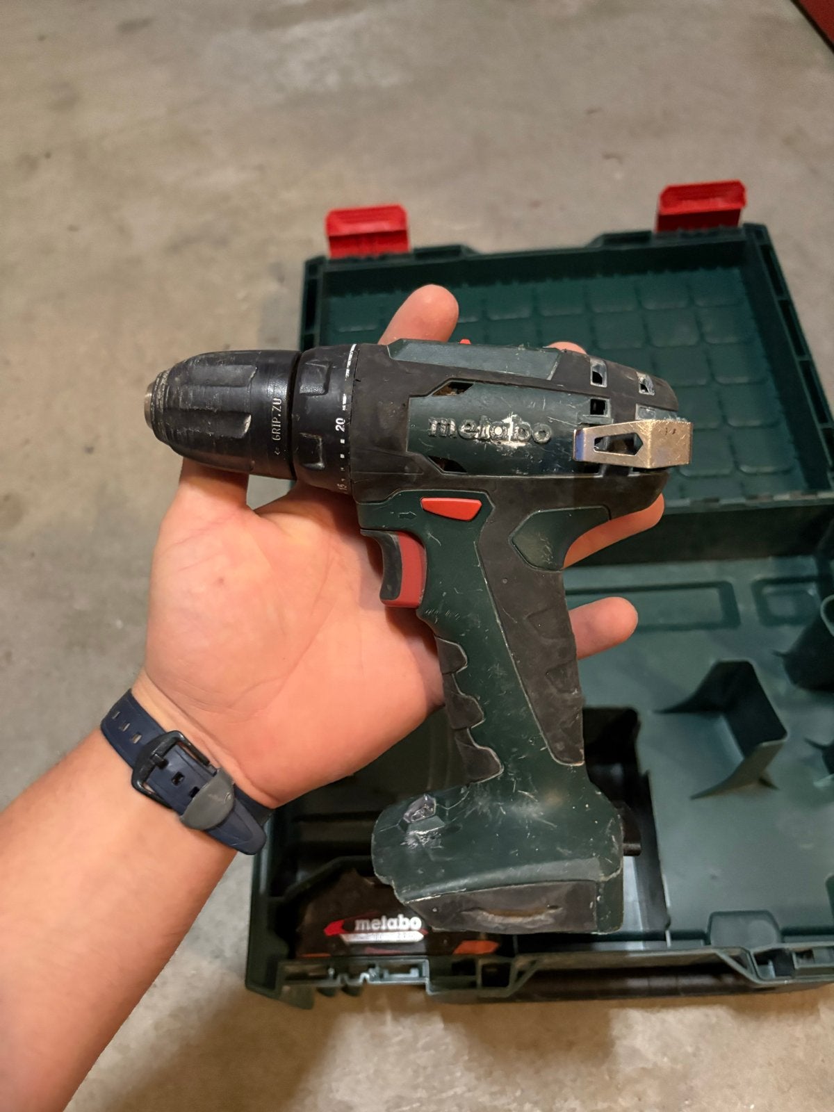 Foto 8 van Metabo accuboormachine met lader en 2 accu's in koffer