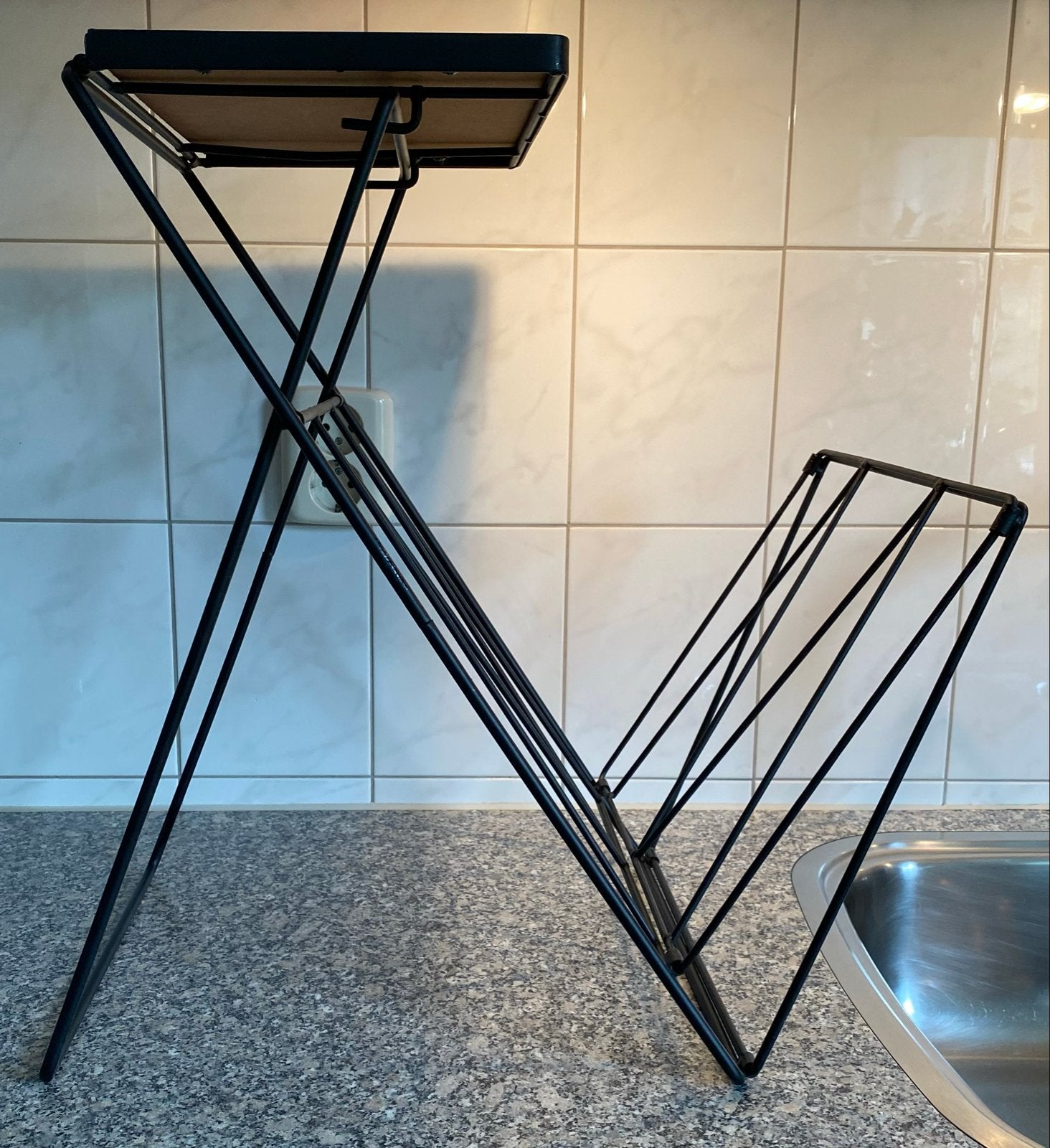 Vintage bijzettafel met lectuurbak - zwart metaal/hout, Gebruikt, Metaal, Bijzettafel met lectuurbak, Vintage