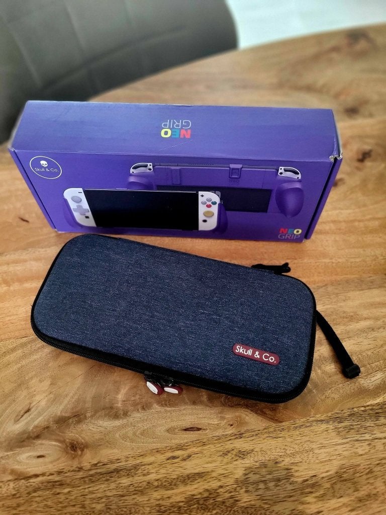 Nintendo Switch Oled - SKULL & CO NEO GRIP + Carrying Case, Ophalen of Verzenden, Zo goed als nieuw, Met 1 controller, Switch OLED