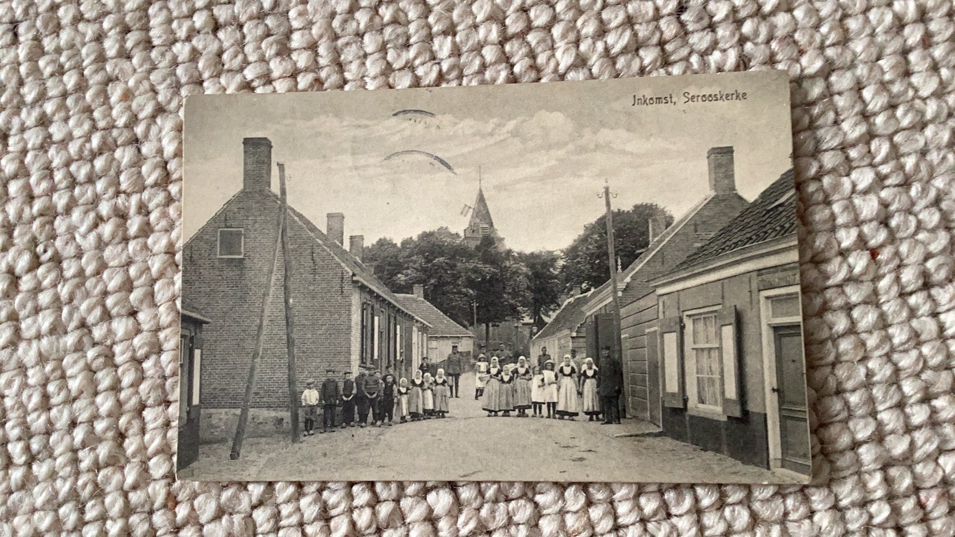 Ansichtkaart Inkomst Serooskerke met lokale bevolking 1916, Ophalen of Verzenden, Voor 1920, Gelopen, Zeeland