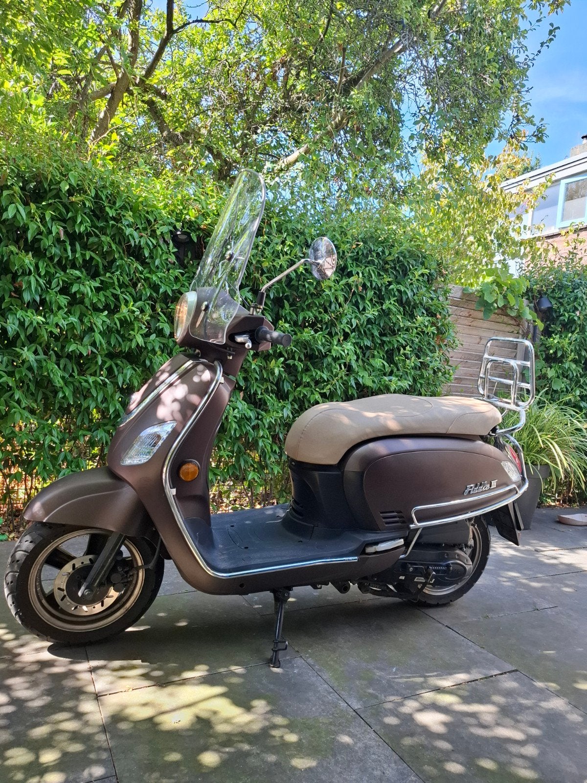 Bruine Sym fiddle 2 scooter met nieuwe accu., Ophalen, Zo goed als nieuw, Benzine, Fiddle