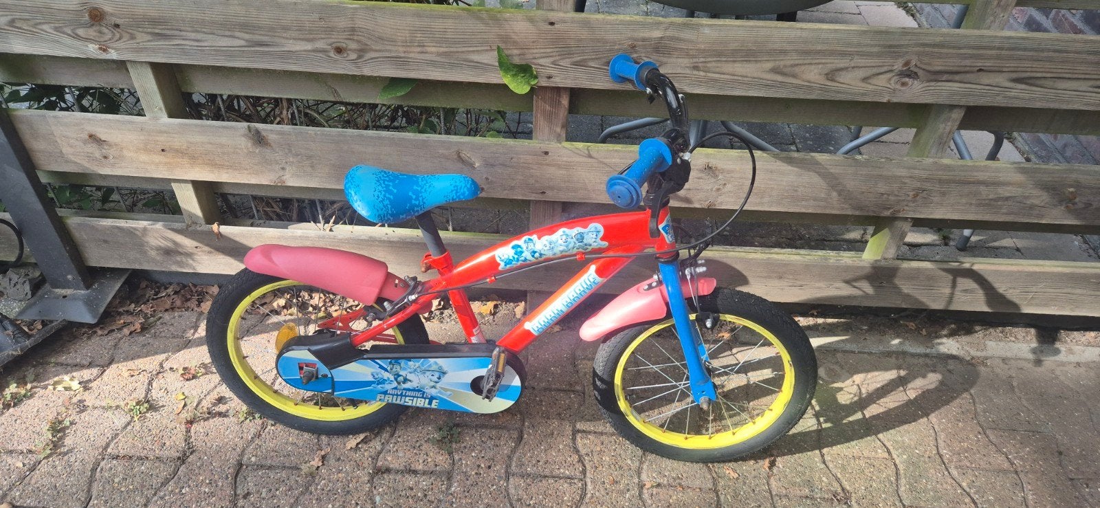 Kinderfiets 16 inch - Rood met blauwe accenten, Fietsen en Brommers, Zijwieltjes, Ophalen of Verzenden, 16 tot 20 inch, Gebruikt