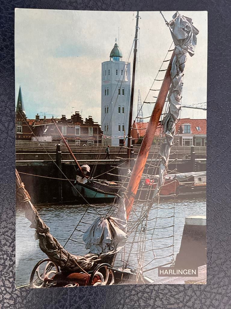 Oude ansichtkaart Harlingen - Haven met vuurtoren en schip, Ophalen of Verzenden, 1960 tot 1980, Ongelopen, Friesland
