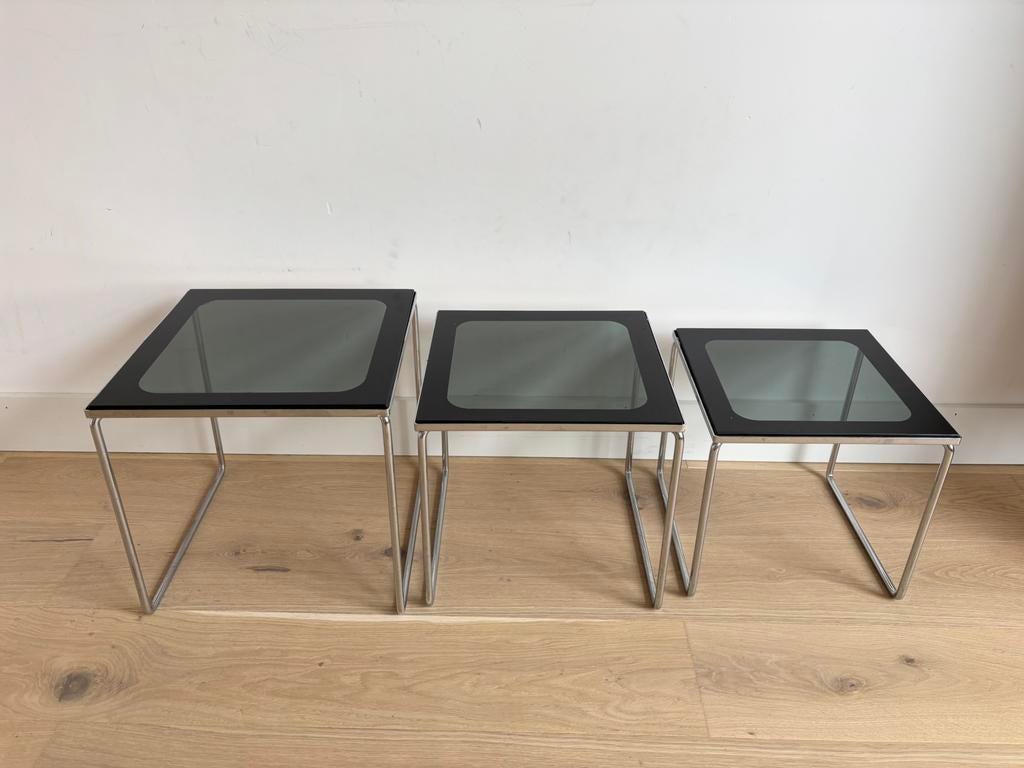 3 fraaie Vintage nesttafels van glas en metaal ‘70s, Huis en Inrichting, Tafels | Bijzettafels, Ophalen, Minder dan 55 cm, Gebruikt
