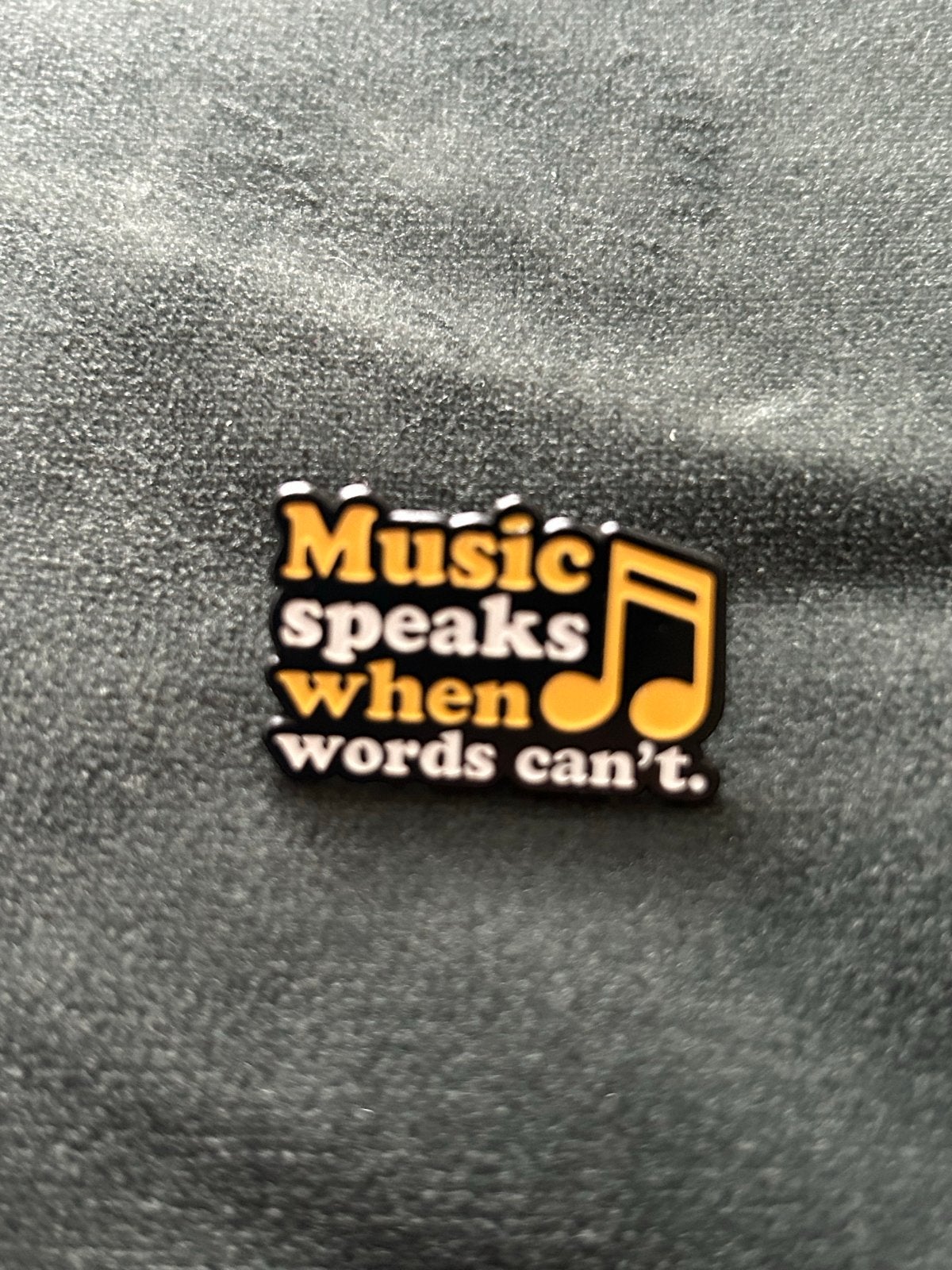 Nieuwe Pin 'Music speaks when words can't', Ophalen of Verzenden, Nieuw, Overige onderwerpen, Speldje of Pin
