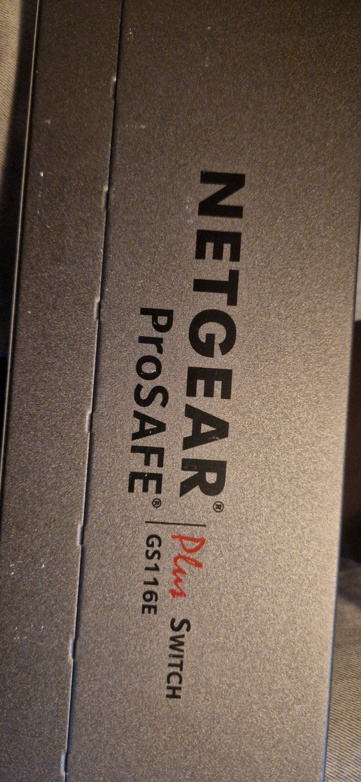 NETGEAR ProSAFE Plus Switch GS116E - 16-poorts Gigabit, Computers en Software, Netwerk switches, Ophalen of Verzenden, Zo goed als nieuw