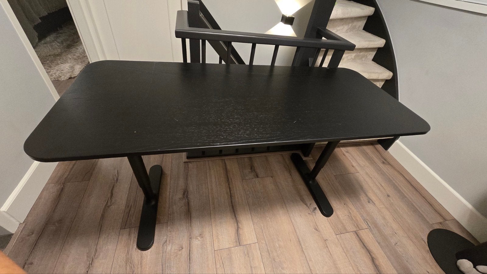 Zware bureau Ikea Bekant zwart in zeer goede staat 140x60cm, Huis en Inrichting, Ophalen, Zo goed als nieuw