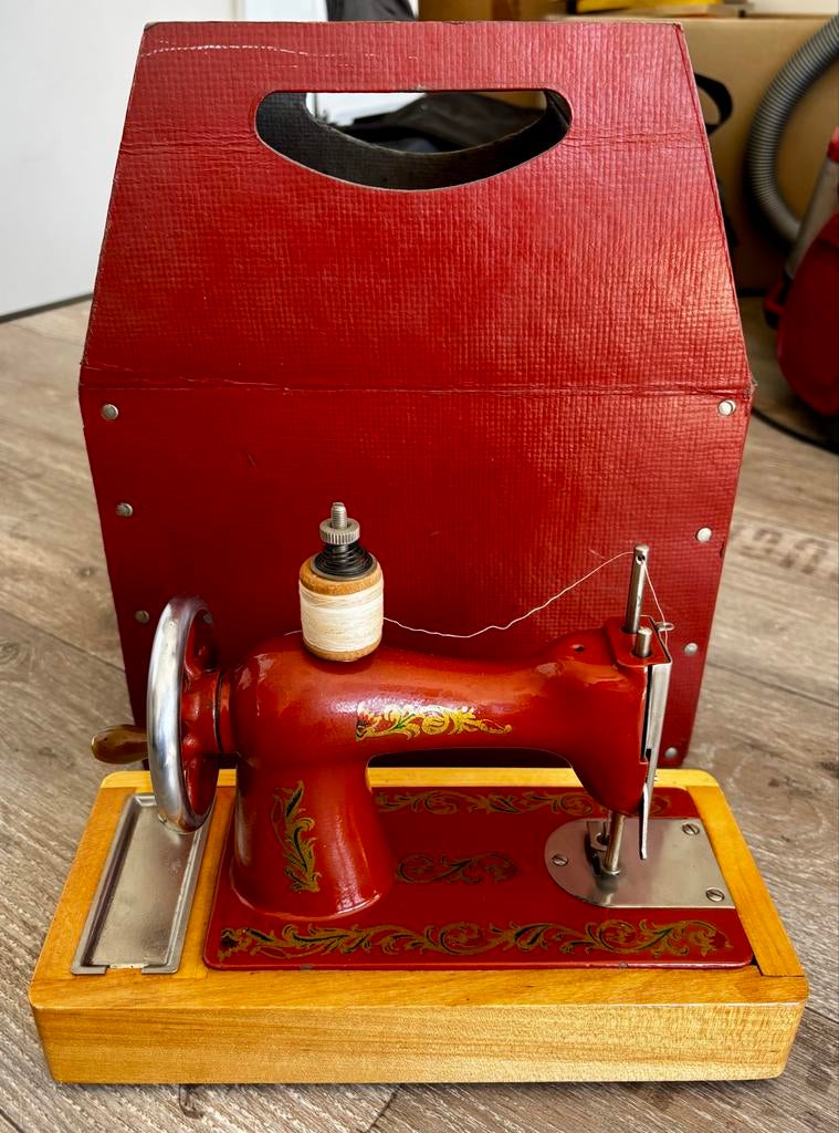 Vintage Kindernaaimachine met Koffer - Roodbruin, Ophalen of Verzenden, Gebruikt, Naaimachine, Overige merken