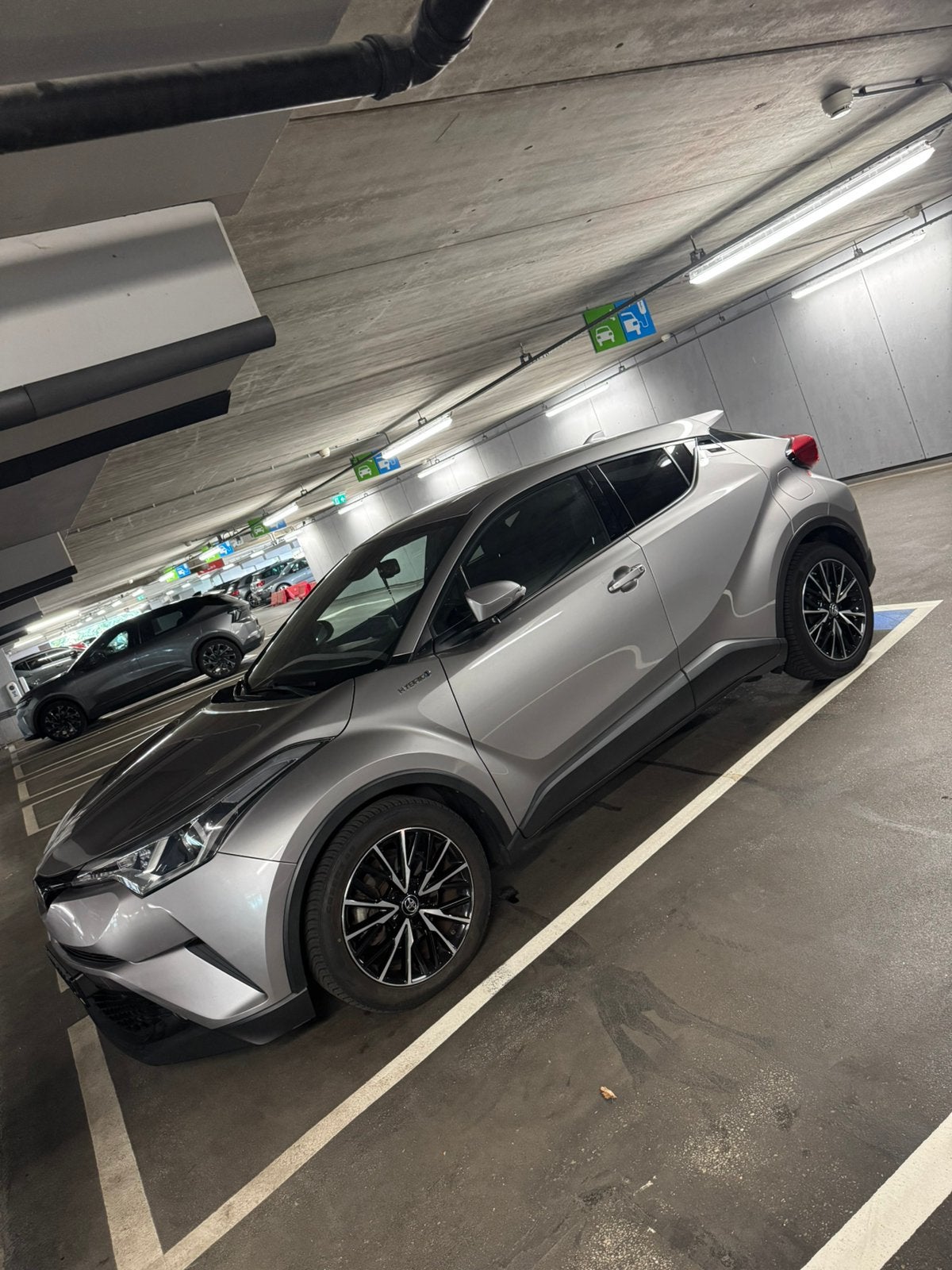 Toyota C-HR 1.8 Hybrid 122pk CVT 2018 Grijs, Auto's, 725 kg, 4 cilinders, 75 €/maand, 26 km/l
