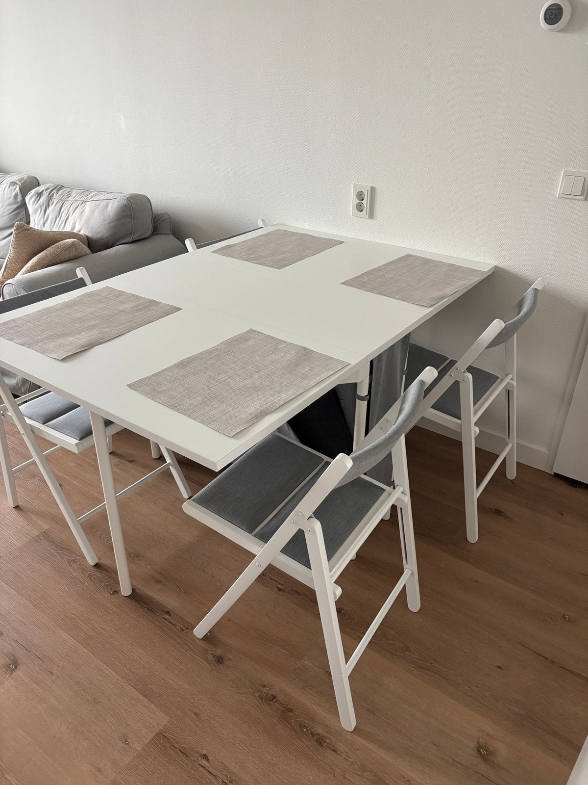 Dining table and 4 chairs, Ophalen, Zo goed als nieuw