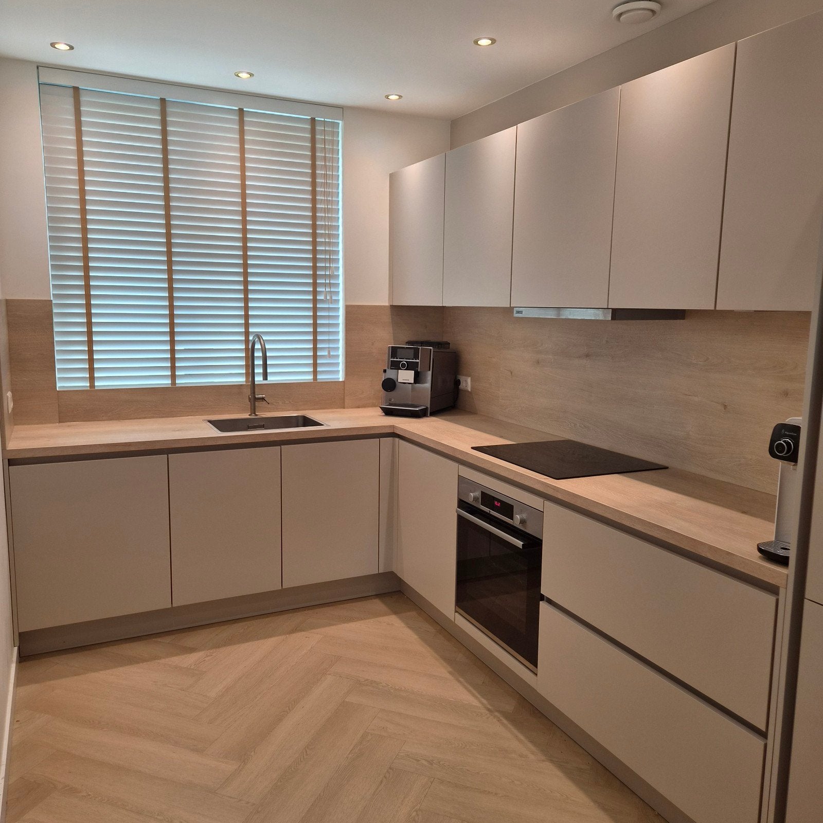 Prachtige L keuken, 2 jaar oud, met nieuw blad en koelkast, Huis en Inrichting, Ophalen, Zo goed als nieuw