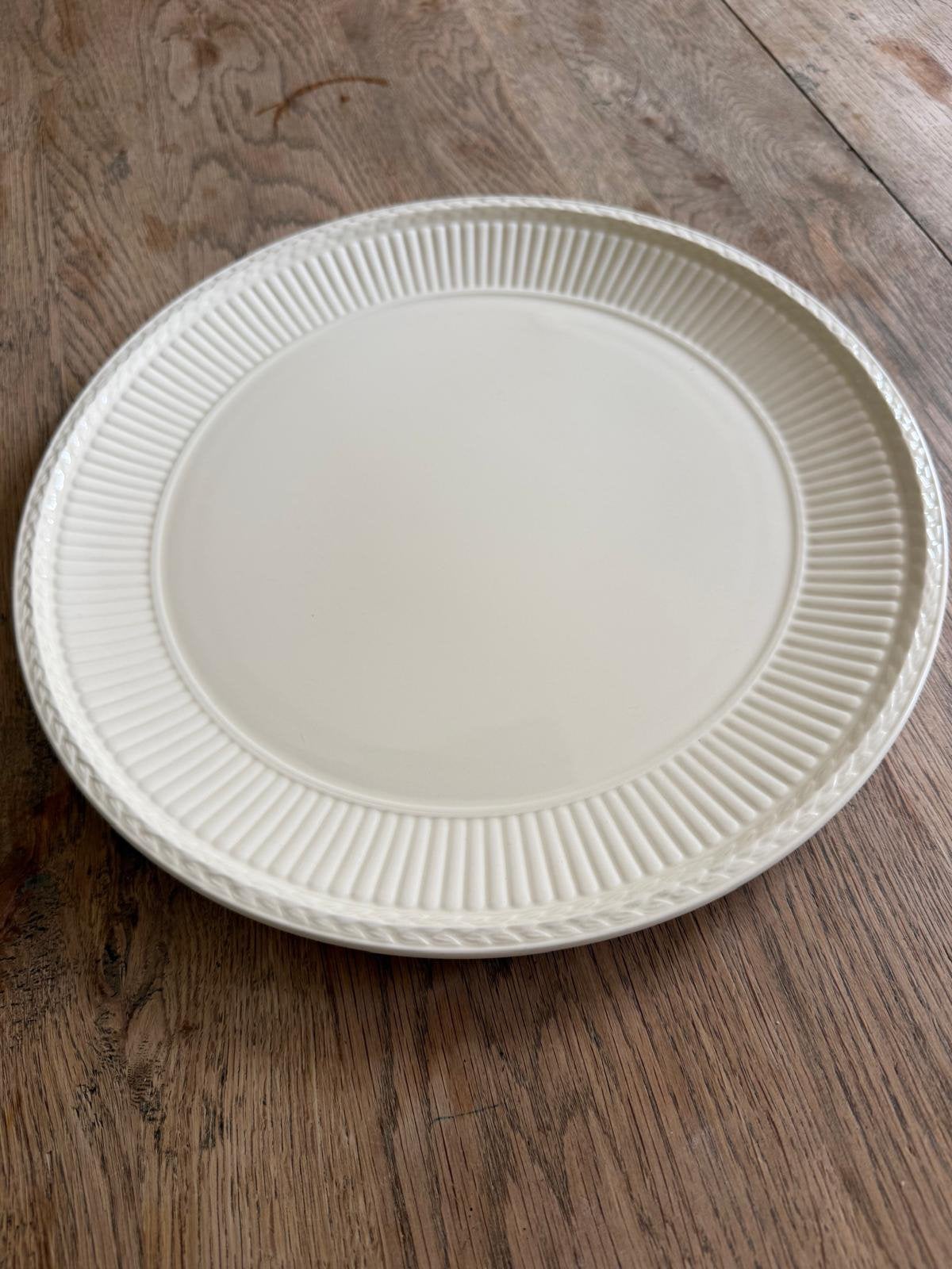 Wedgwood Edme serveerschaal / serveerbord / onderbord 32.5cm, Huis en Inrichting, Verzenden, Zo goed als nieuw, Aardewerk, Schaal of Schalen