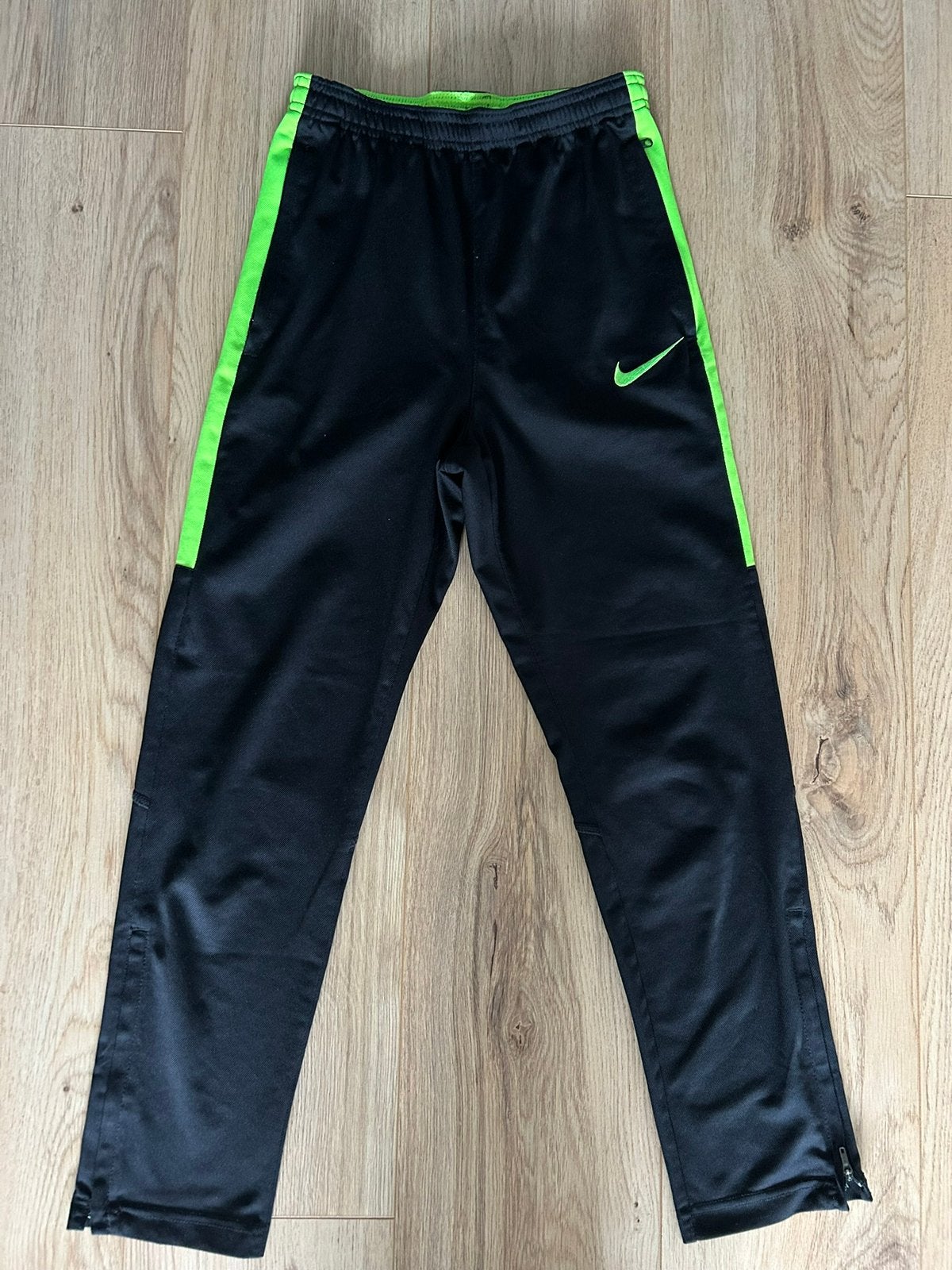 Als nieuw Nike Dry Fit trainingsbroek broek L 146 152 158, Ophalen of Verzenden, Zo goed als nieuw, Jongen, Broek