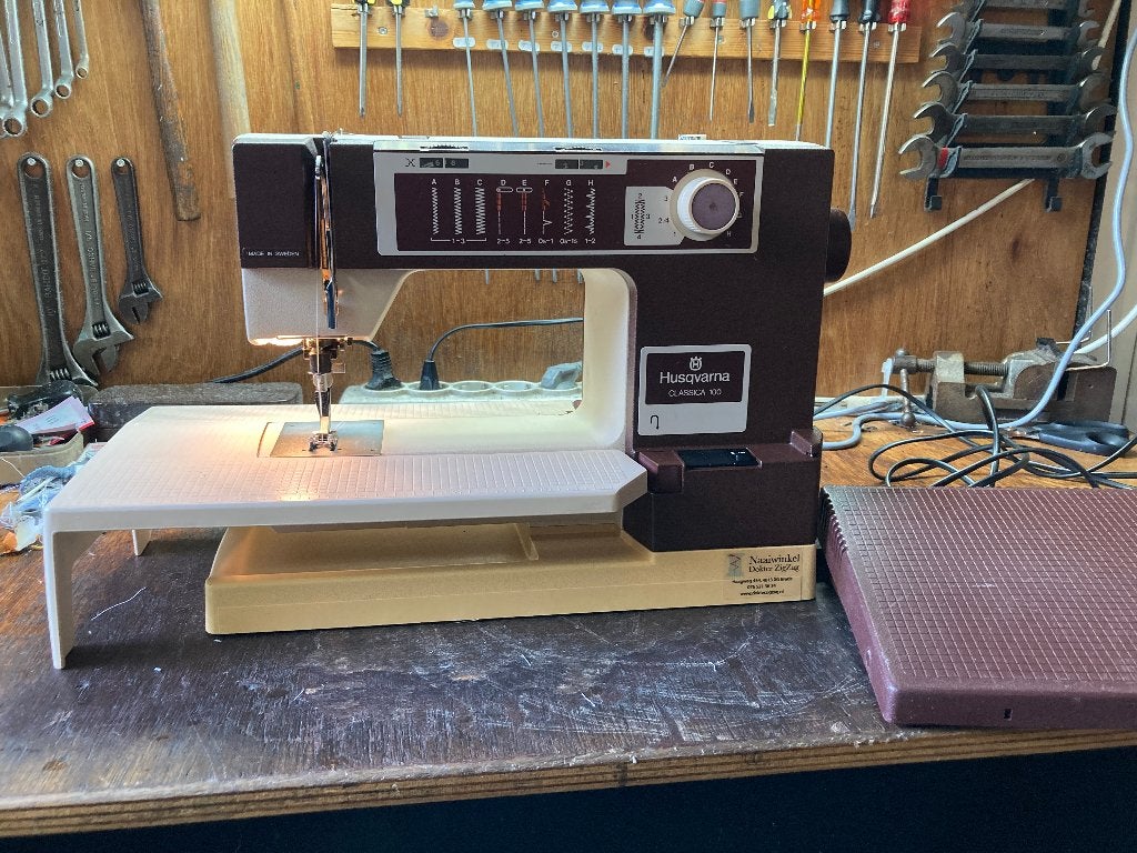 Husqvarna Classica 100 naaimachine, Gebruikt, Zweden, Ophalen of Verzenden, Naaimachine