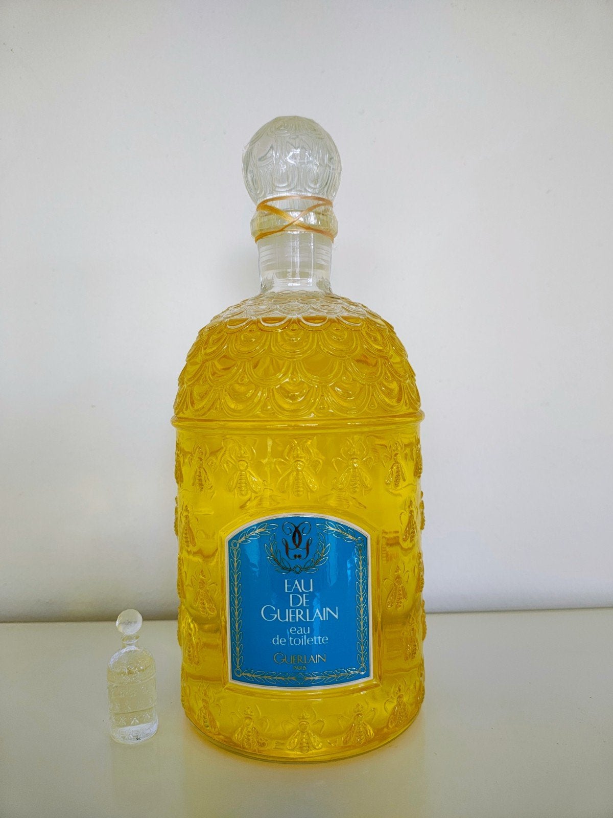 Guerlain Factice Eau de Toilette Bijenflacon 1850ml Vintage, Verzamelen, Parfumverzamelingen, Verzenden, Gebruikt, Parfumfles