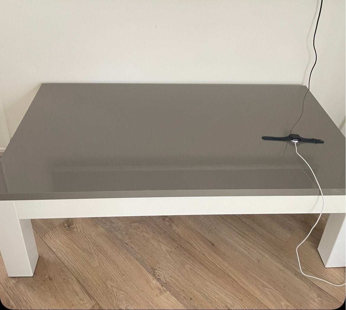 Moderne salontafel met glanzend grijs blad, Huis en Inrichting, Ophalen, Overige materialen, Gebruikt, 100 tot 150 cm