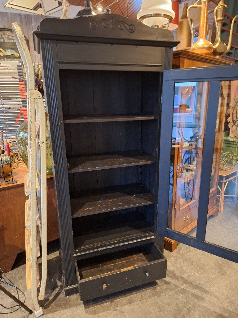 Antieke zwarte vitrinekast met lade en glazen deur, Huis en Inrichting, Gebruikt, Onbekend@voorbeeld.com, Onbekend, Met lade(s)