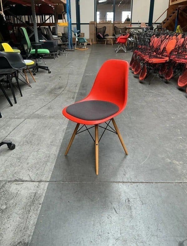 Vitra Eames Plastic Chair DSW Eetkamerstoel | Rood | Grijs
