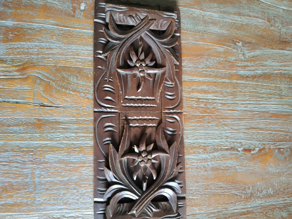 Vintage Zwitsers houtsnijwerk boekensteun / plank ., Houtsnijwerk, Ophalen of Verzenden, Handgemaakt, 20 - 50 cm