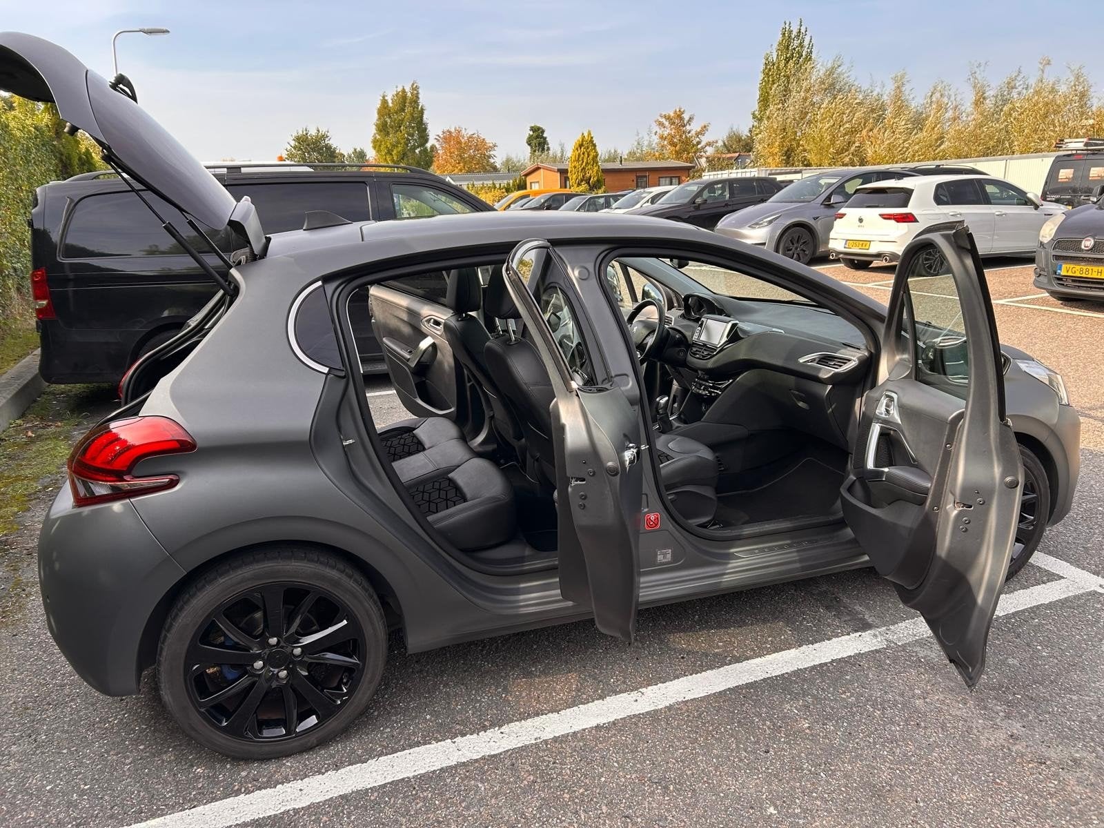 mooie peugeot 208 matgespoten antrasietgrijs, Auto's, Achterwielaandrijving, Leder en Stof, Handgeschakeld, Particulier