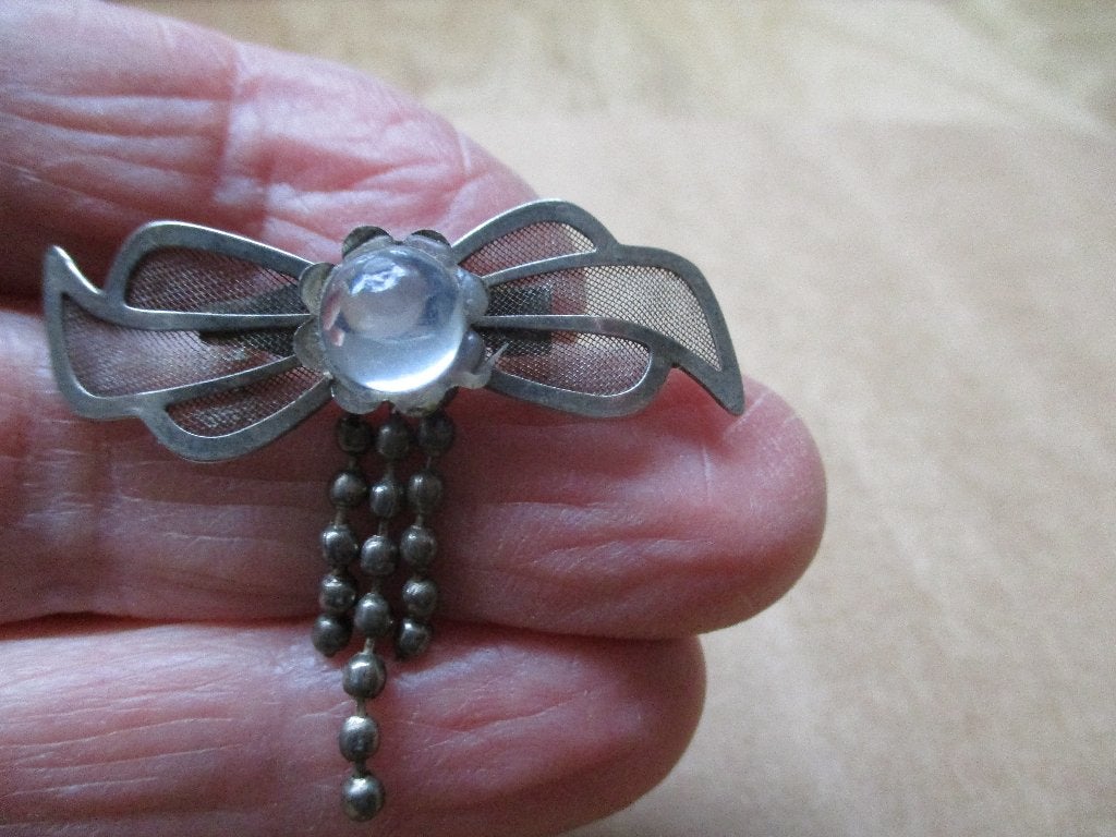 Zilverkleurig oude Broche strik model met gladde bolle steen, Verzenden, Overige materialen, Broche