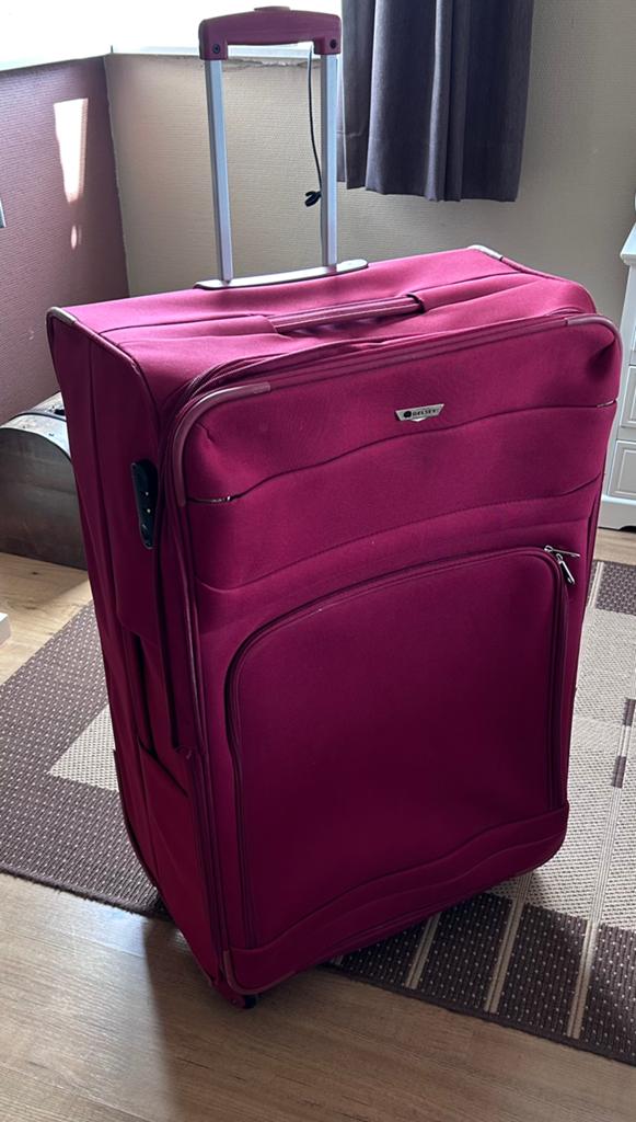 Rode Delsey koffer zacht 74x49x26., Sieraden, Tassen en Uiterlijk, Koffers, Overige materialen, Gebruikt, 45 tot 55 cm, 70 cm of meer