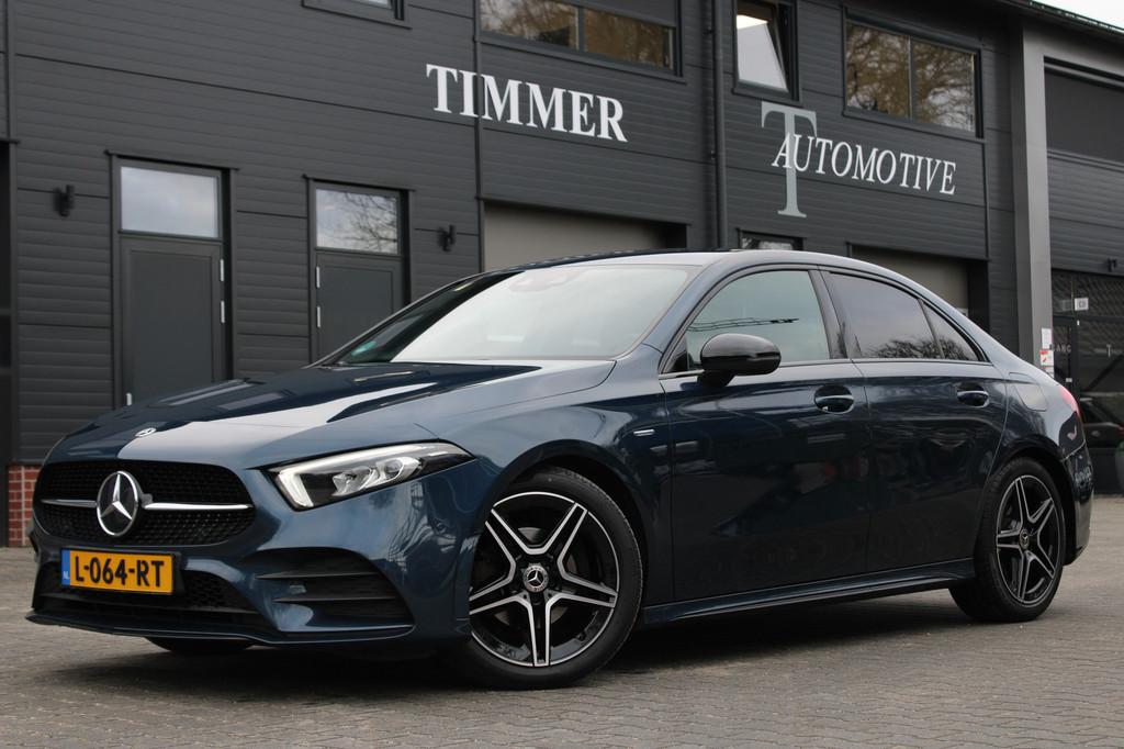 Mercedes-Benz A-Klasse 180 Business Solution AMG Night Editi, 136 pk, 4 cilinders, Blauw, Alcantara